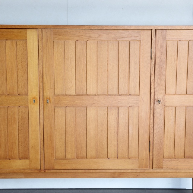 デンマーク製カート・ウストヴィによるサイドボード。深みある木目と柔らかな艶が魅力の北欧ヴィンテージ。オーク材の優しさが光る。