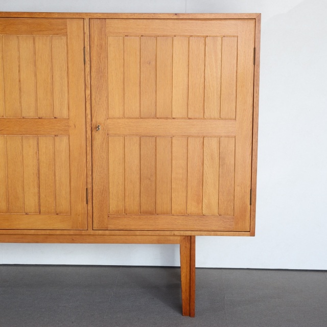 デンマーク製カート・ウストヴィによるサイドボード。深みある木目と柔らかな艶が魅力の北欧ヴィンテージ。オーク材の優しさが光る。