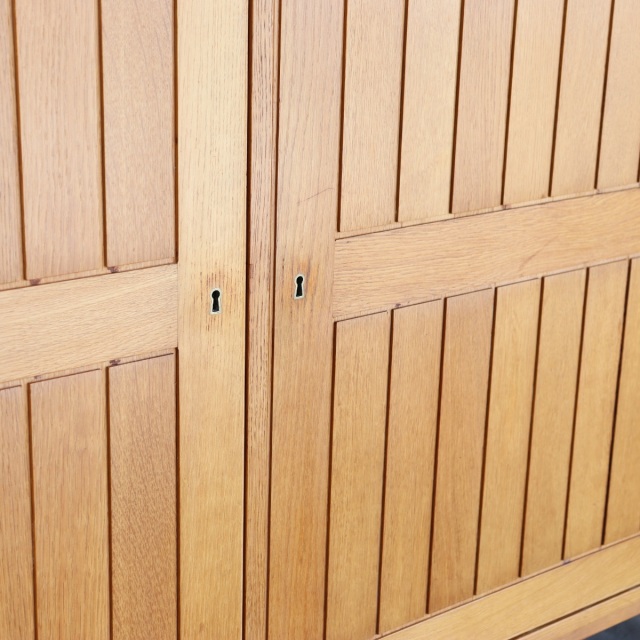 デンマーク製カート・ウストヴィによるサイドボード。深みある木目と柔らかな艶が魅力の北欧ヴィンテージ。オーク材の優しさが光る。