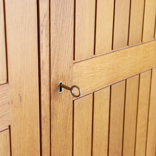 デンマーク製カート・ウストヴィによるサイドボード。深みある木目と柔らかな艶が魅力の北欧ヴィンテージ。オーク材の優しさが光る。