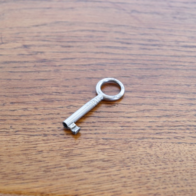 デンマーク製カート・ウストヴィによるサイドボード。深みある木目と柔らかな艶が魅力の北欧ヴィンテージ。オーク材の優しさが光る。