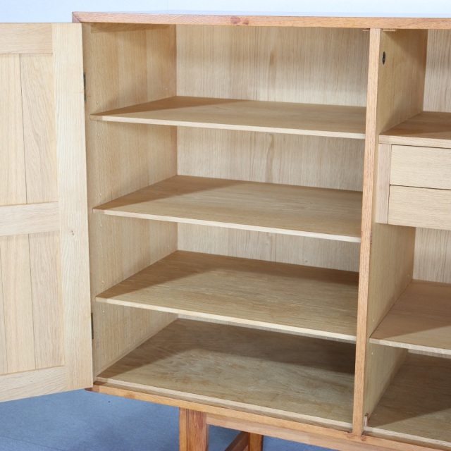 デンマーク製カート・ウストヴィによるサイドボード。深みある木目と柔らかな艶が魅力の北欧ヴィンテージ。オーク材の優しさが光る。