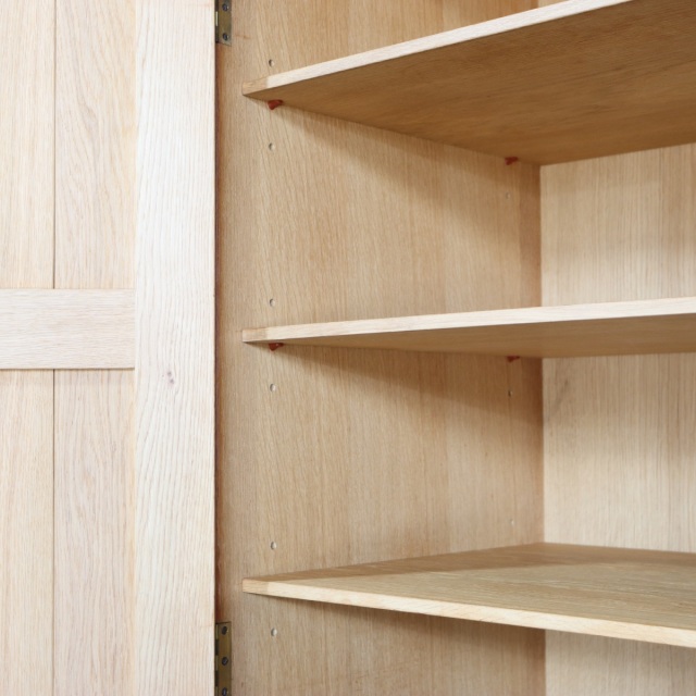 デンマーク製カート・ウストヴィによるサイドボード。深みある木目と柔らかな艶が魅力の北欧ヴィンテージ。オーク材の優しさが光る。