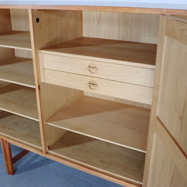 デンマーク製カート・ウストヴィによるサイドボード。深みある木目と柔らかな艶が魅力の北欧ヴィンテージ。オーク材の優しさが光る。