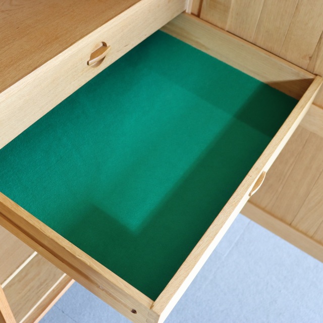 デンマーク製カート・ウストヴィによるサイドボード。深みある木目と柔らかな艶が魅力の北欧ヴィンテージ。オーク材の優しさが光る。