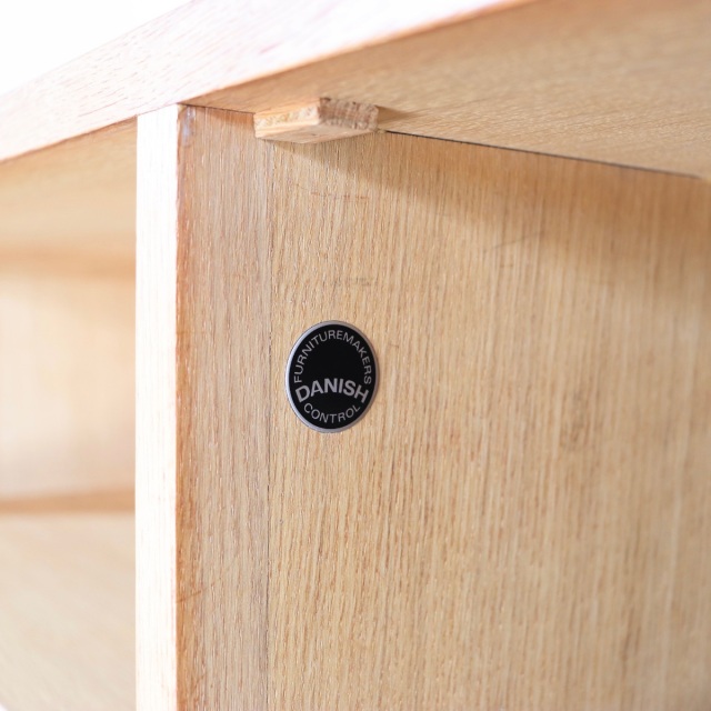 デンマーク製カート・ウストヴィによるサイドボード。深みある木目と柔らかな艶が魅力の北欧ヴィンテージ。オーク材の優しさが光る。