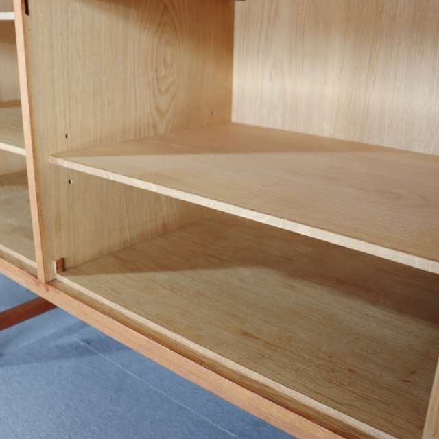 デンマーク製カート・ウストヴィによるサイドボード。深みある木目と柔らかな艶が魅力の北欧ヴィンテージ。オーク材の優しさが光る。