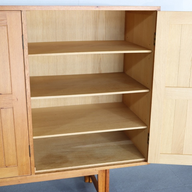 デンマーク製カート・ウストヴィによるサイドボード。深みある木目と柔らかな艶が魅力の北欧ヴィンテージ。オーク材の優しさが光る。