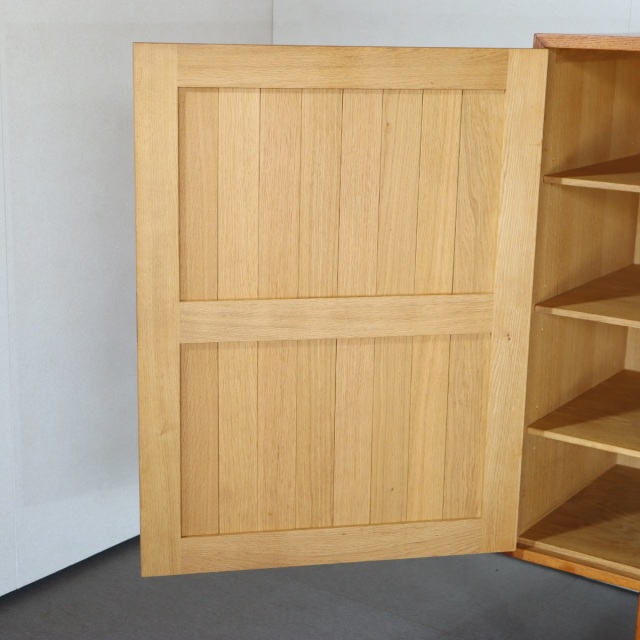 デンマーク製カート・ウストヴィによるサイドボード。深みある木目と柔らかな艶が魅力の北欧ヴィンテージ。オーク材の優しさが光る。