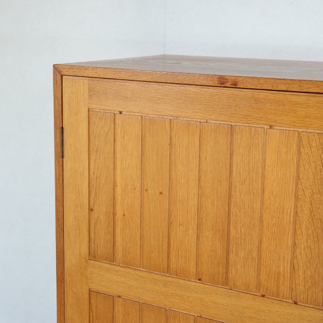 デンマーク製カート・ウストヴィによるサイドボード。深みある木目と柔らかな艶が魅力の北欧ヴィンテージ。オーク材の優しさが光る。