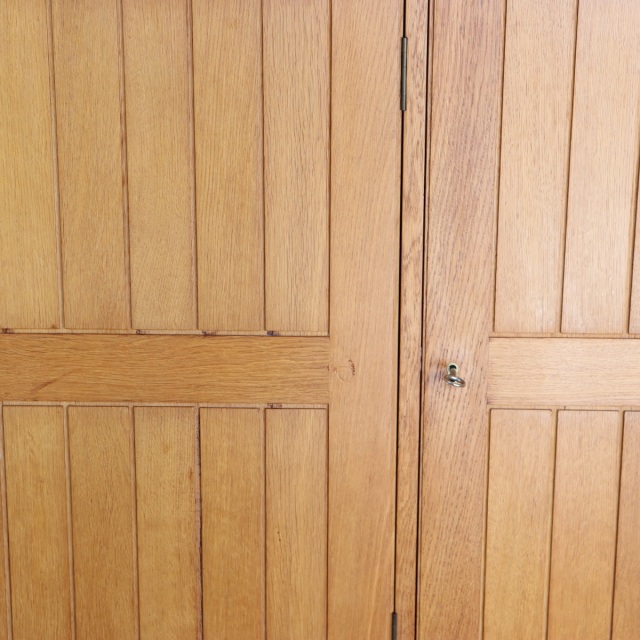 デンマーク製カート・ウストヴィによるサイドボード。深みある木目と柔らかな艶が魅力の北欧ヴィンテージ。オーク材の優しさが光る。