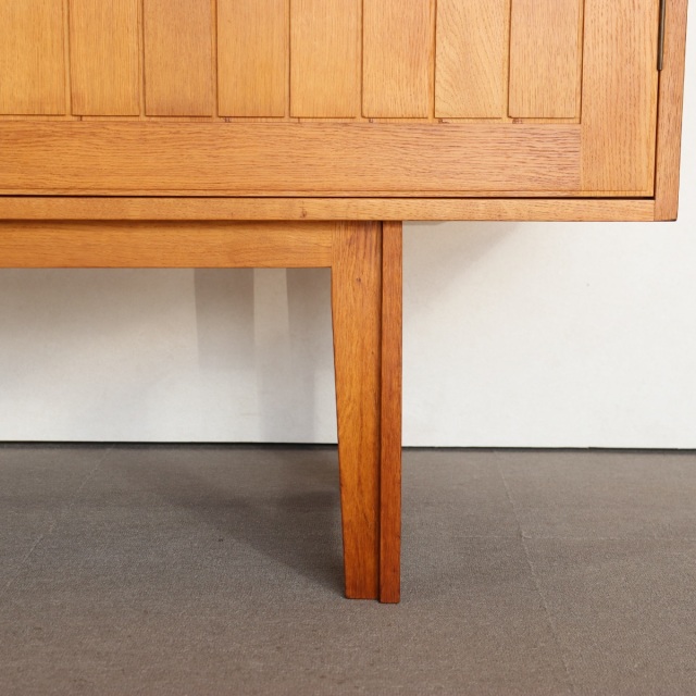 デンマーク製カート・ウストヴィによるサイドボード。深みある木目と柔らかな艶が魅力の北欧ヴィンテージ。オーク材の優しさが光る。