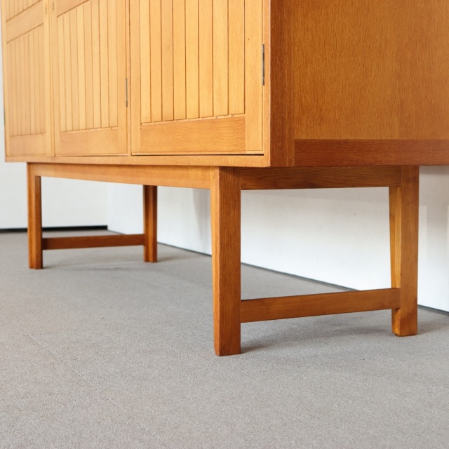 デンマーク製カート・ウストヴィによるサイドボード。深みある木目と柔らかな艶が魅力の北欧ヴィンテージ。オーク材の優しさが光る。