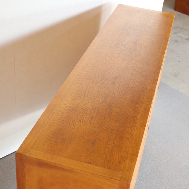 デンマーク製カート・ウストヴィによるサイドボード。深みある木目と柔らかな艶が魅力の北欧ヴィンテージ。オーク材の優しさが光る。