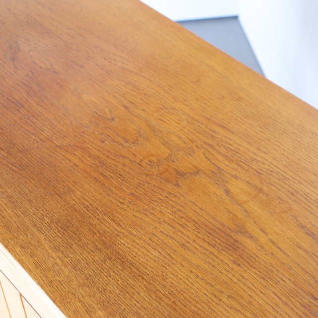 デンマーク製カート・ウストヴィによるサイドボード。深みある木目と柔らかな艶が魅力の北欧ヴィンテージ。オーク材の優しさが光る。