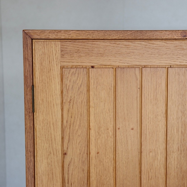 デンマーク製カート・ウストヴィによるサイドボード。深みある木目と柔らかな艶が魅力の北欧ヴィンテージ。オーク材の優しさが光る。