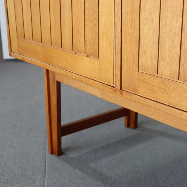 デンマーク製カート・ウストヴィによるサイドボード。深みある木目と柔らかな艶が魅力の北欧ヴィンテージ。オーク材の優しさが光る。