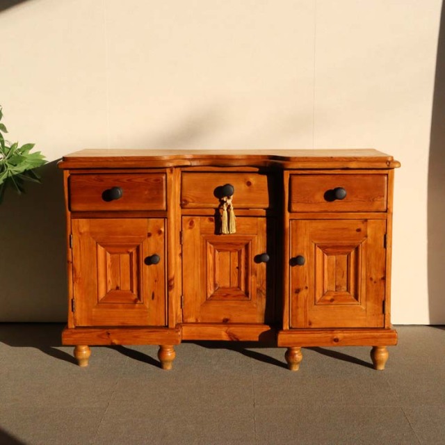 オールドパイン材のアンティークサイドボード