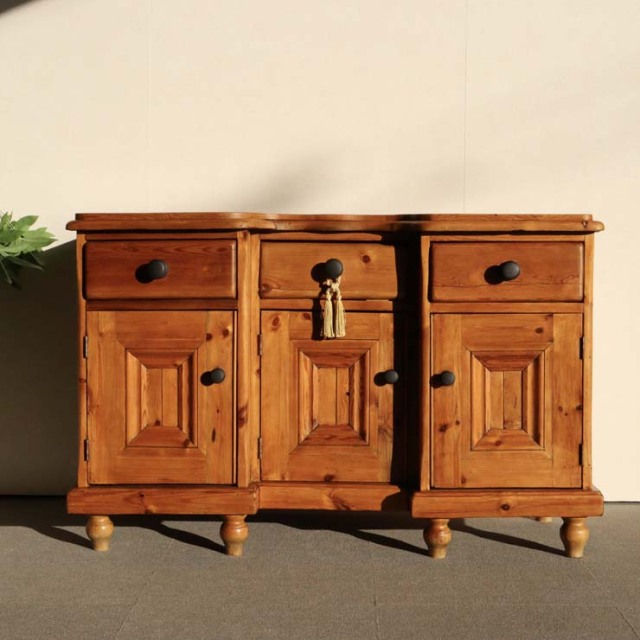 オールドパイン材のアンティークサイドボード