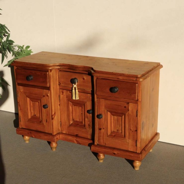 オールドパイン材のアンティークサイドボード