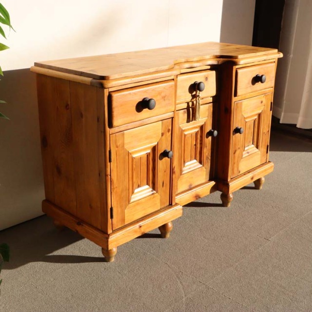 オールドパイン材のアンティークサイドボード