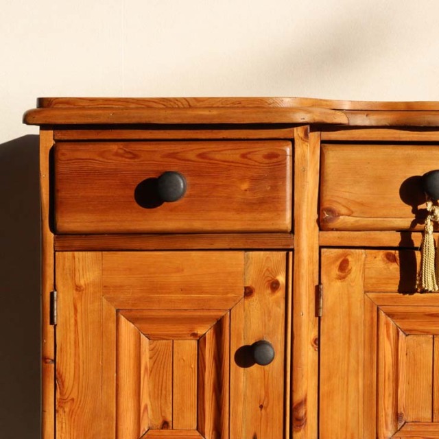 オールドパイン材のアンティークサイドボード