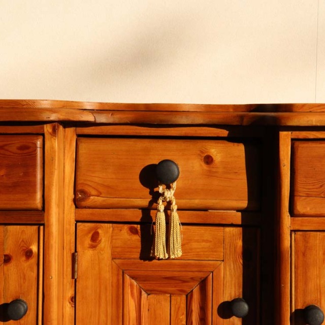 オールドパイン材のアンティークサイドボード