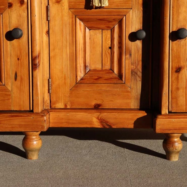 オールドパイン材のアンティークサイドボード