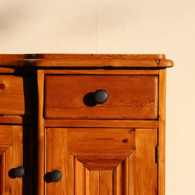 オールドパイン材のアンティークサイドボード