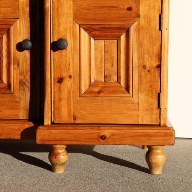 オールドパイン材のアンティークサイドボード