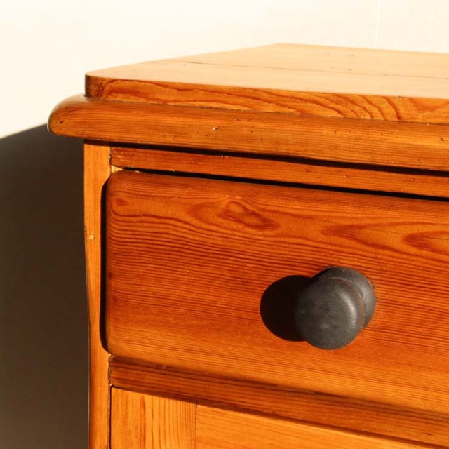 オールドパイン材のアンティークサイドボード