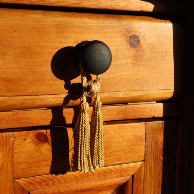 オールドパイン材のアンティークサイドボード