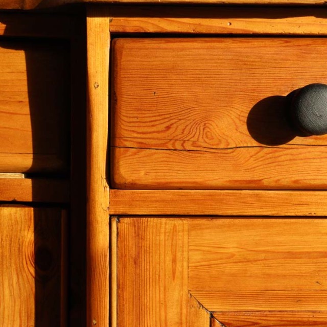 オールドパイン材のアンティークサイドボード