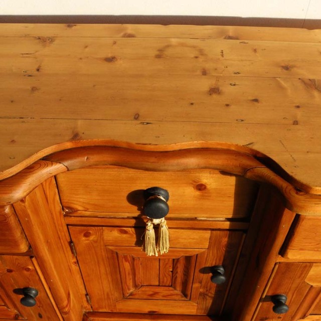 オールドパイン材のアンティークサイドボード