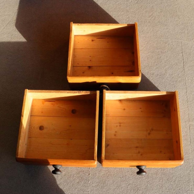 オールドパイン材のアンティークサイドボード