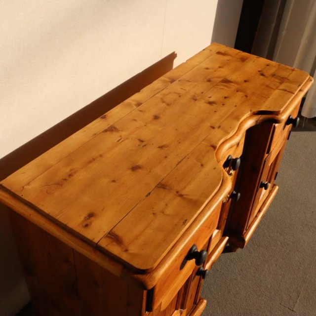 オールドパイン材のアンティークサイドボード