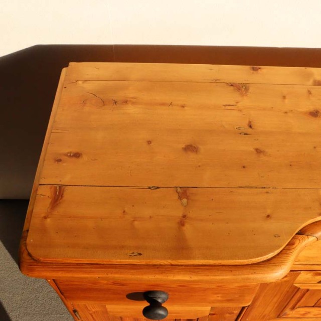 オールドパイン材のアンティークサイドボード