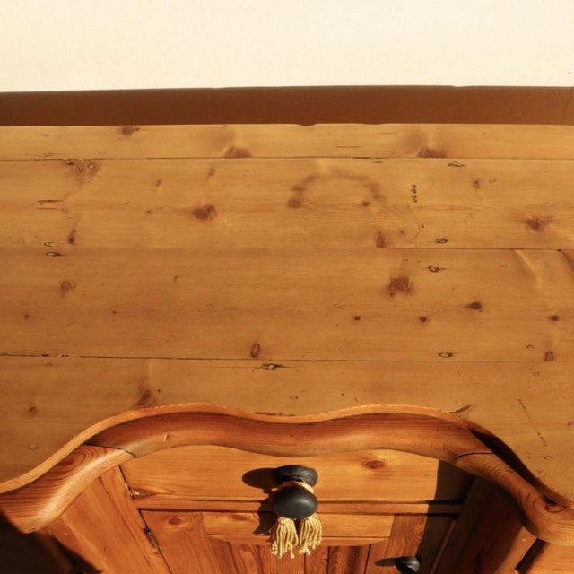 オールドパイン材のアンティークサイドボード