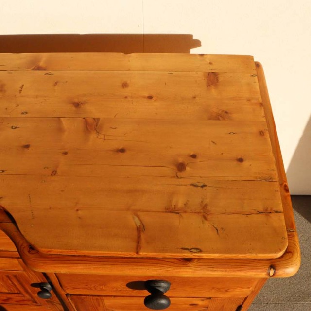 オールドパイン材のアンティークサイドボード