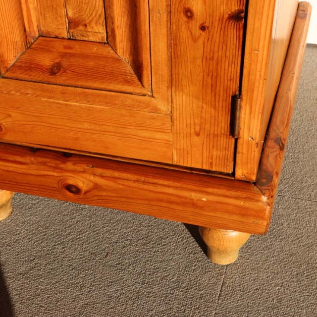 オールドパイン材のアンティークサイドボード