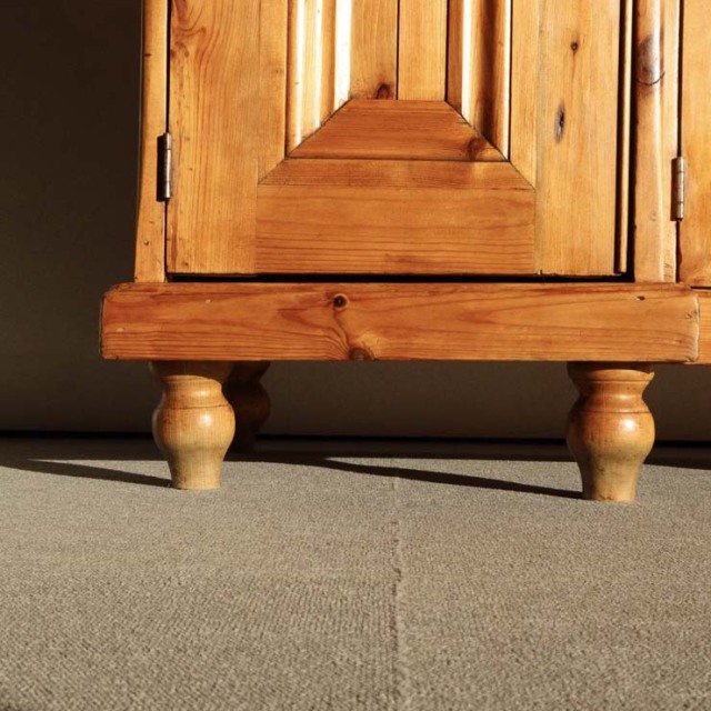 オールドパイン材のアンティークサイドボード