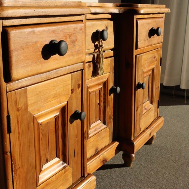 オールドパイン材のアンティークサイドボード