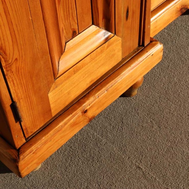 オールドパイン材のアンティークサイドボード