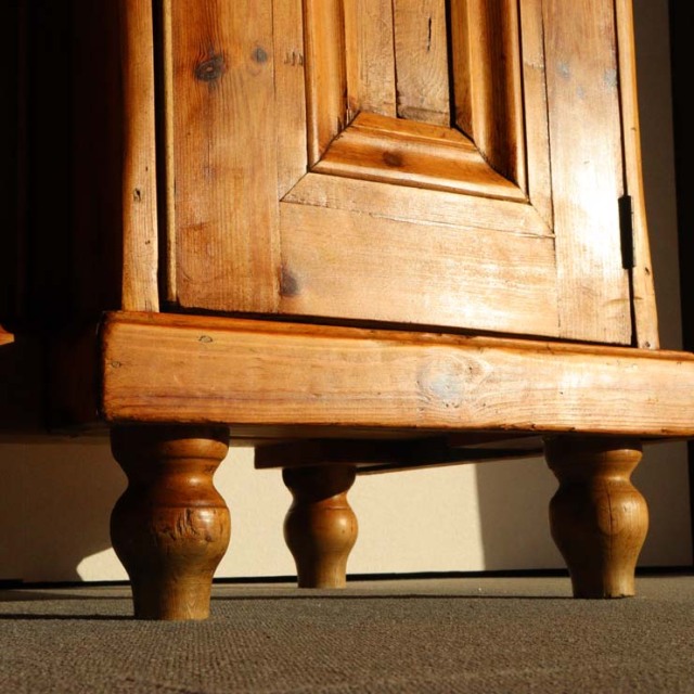 オールドパイン材のアンティークサイドボード