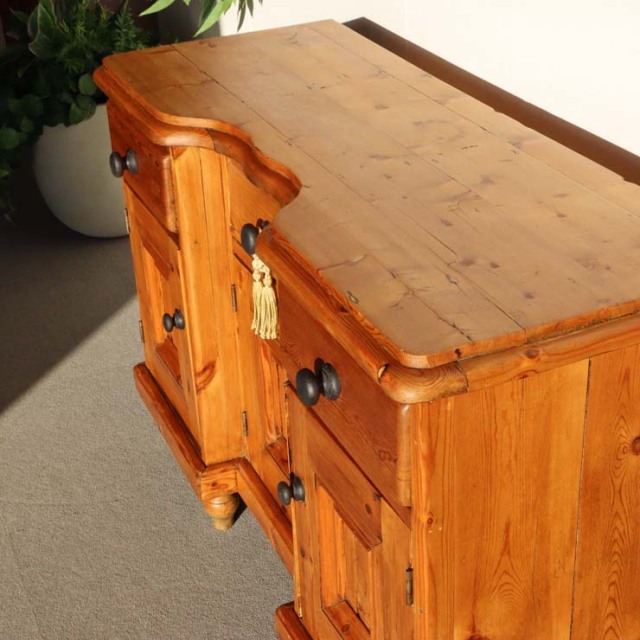 オールドパイン材のアンティークサイドボード