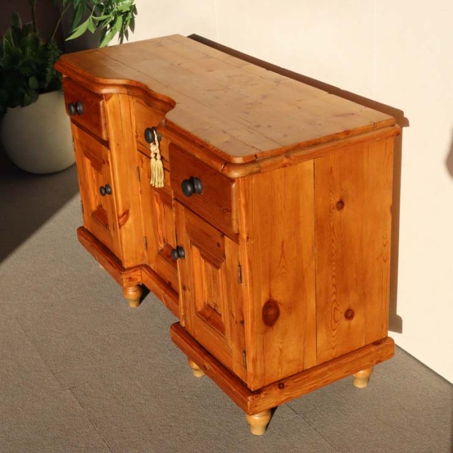 オールドパイン材のアンティークサイドボード