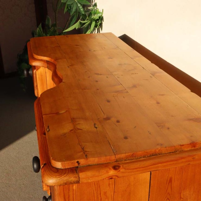 オールドパイン材のアンティークサイドボード