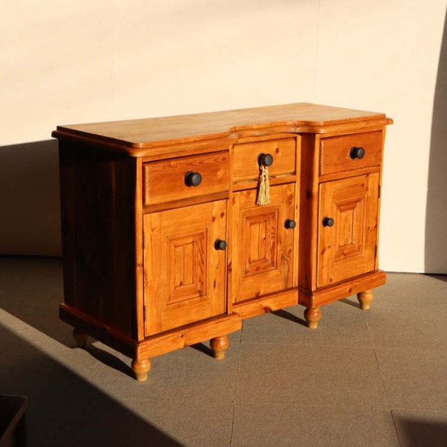 オールドパイン材のアンティークサイドボード