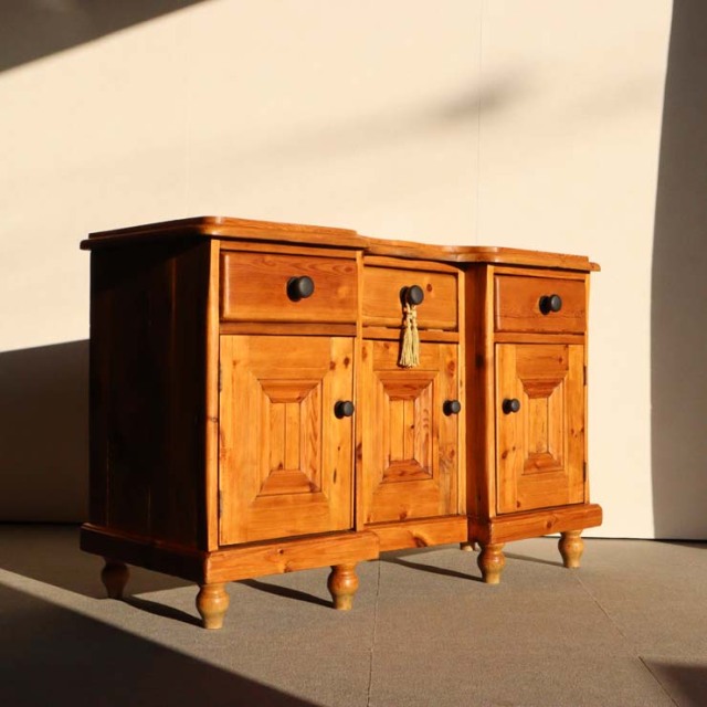 オールドパイン材のアンティークサイドボード