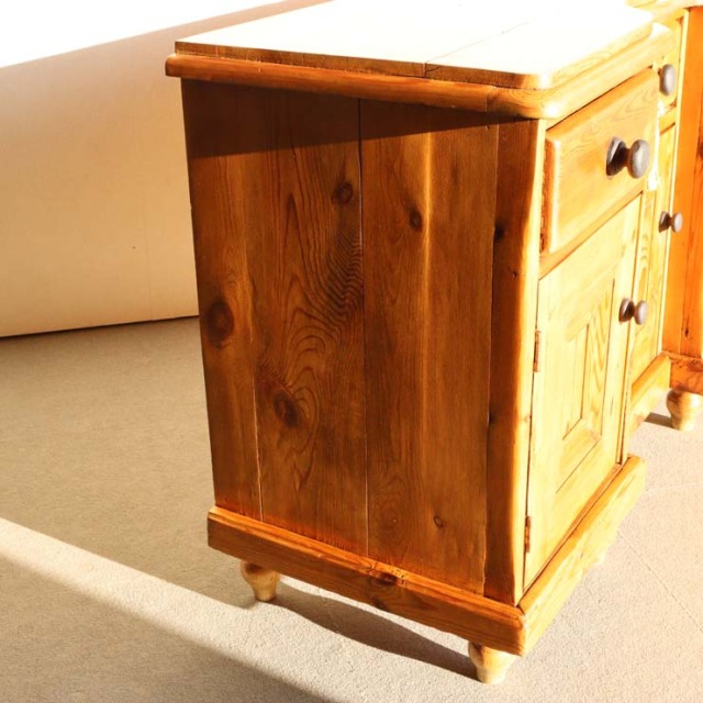 オールドパイン材のアンティークサイドボード